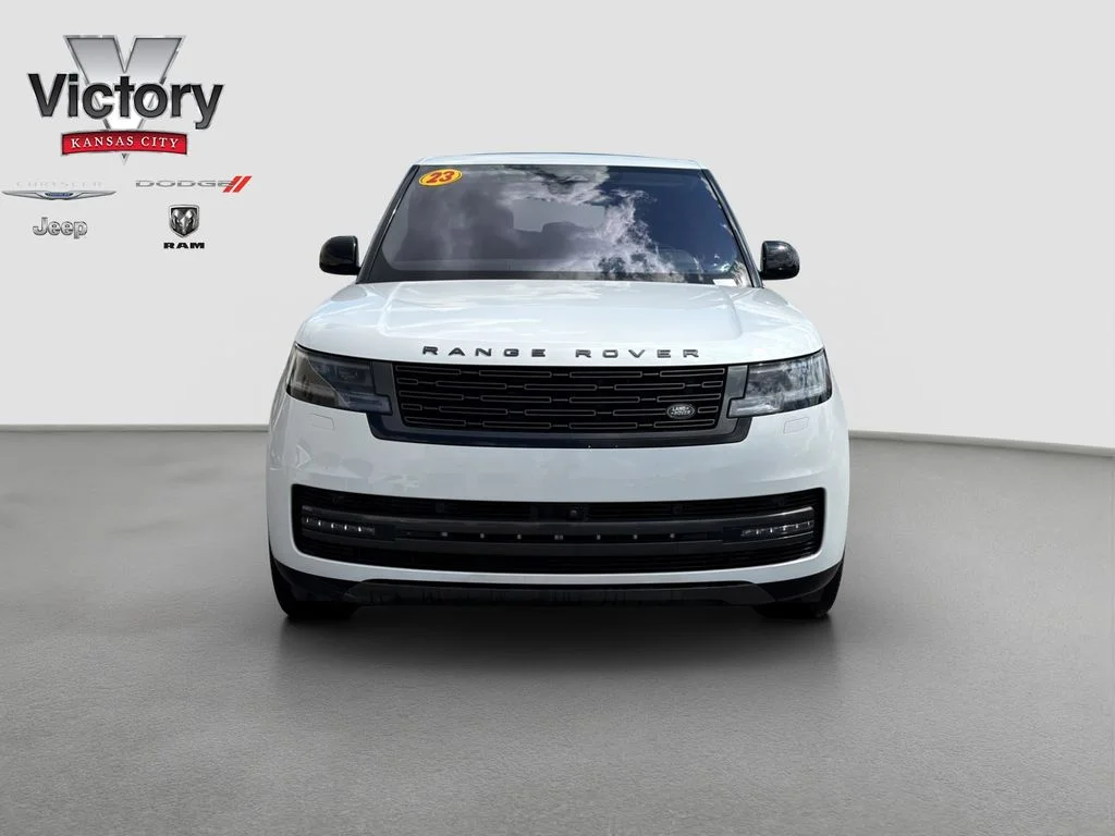 Used 2023 White Land Rover SE image 2