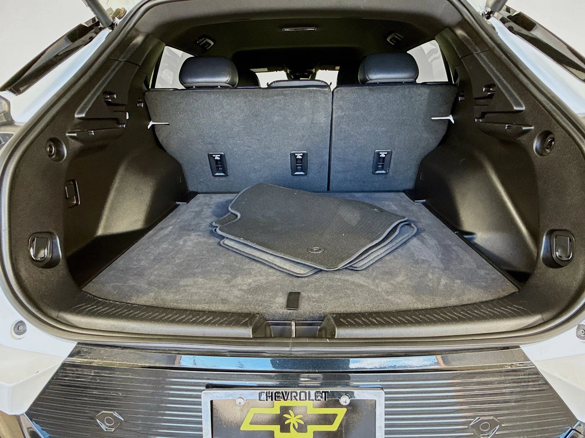Used 2025 Summit White Chevrolet LT image 28