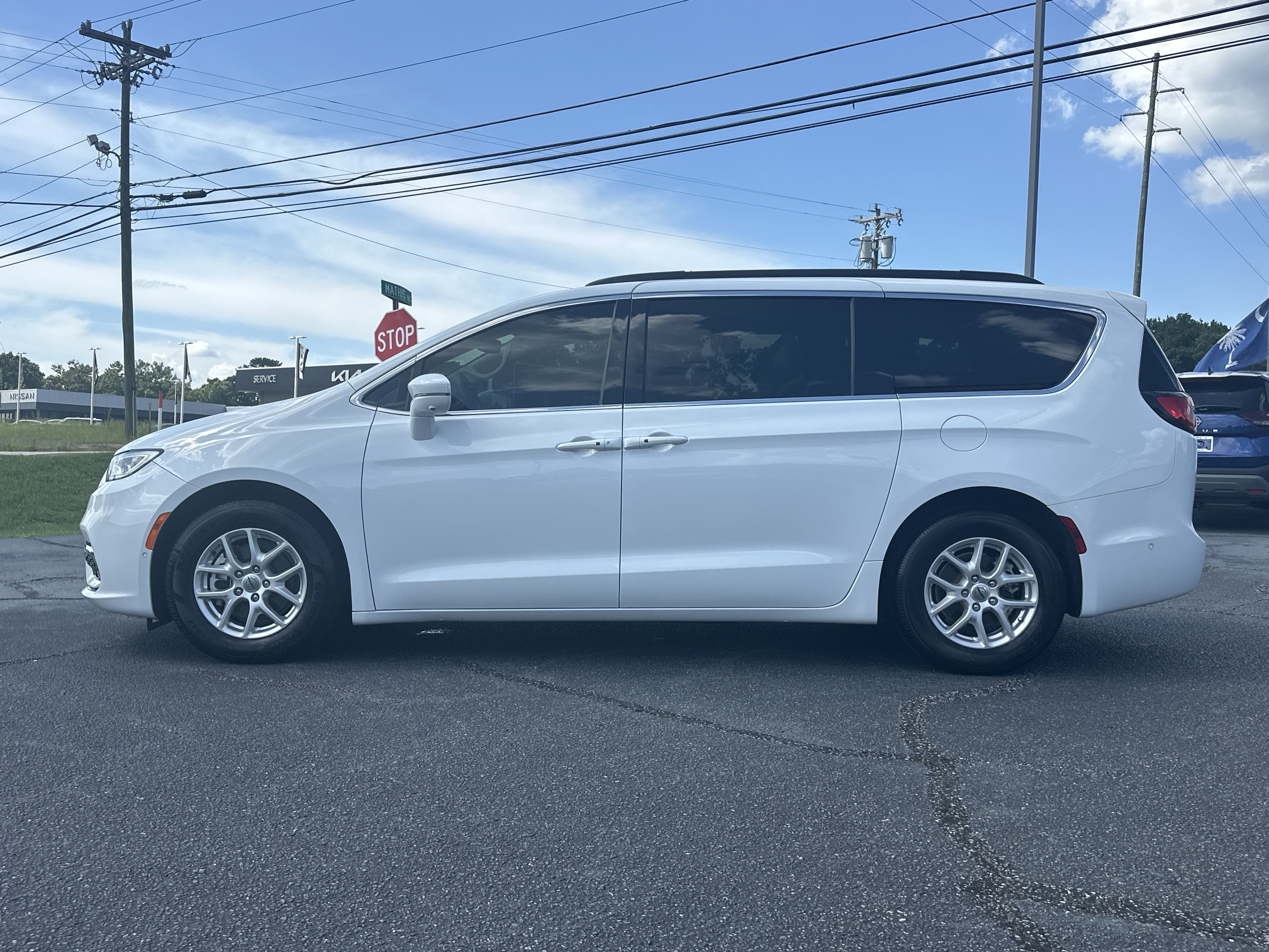 Used 2022 Bright White Clearcoat Chrysler Touring L image 5