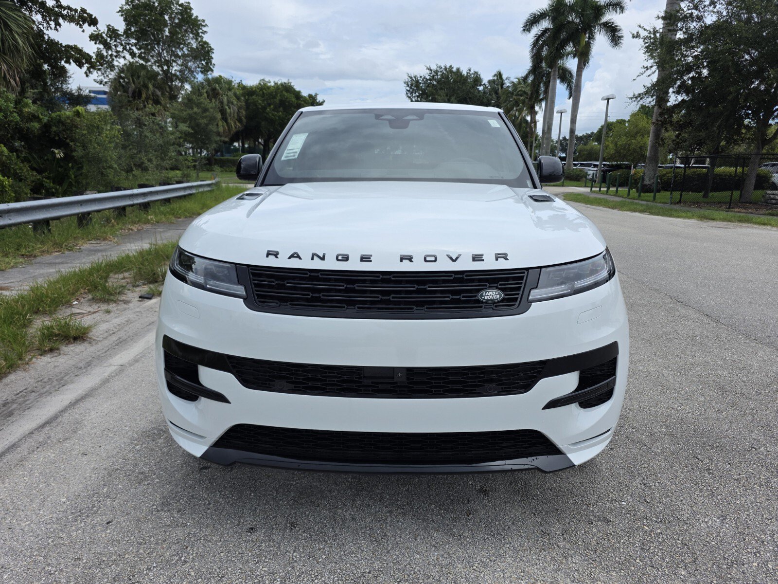 New 2026 Fuji White Land Rover P400 Dynamic SE image 8