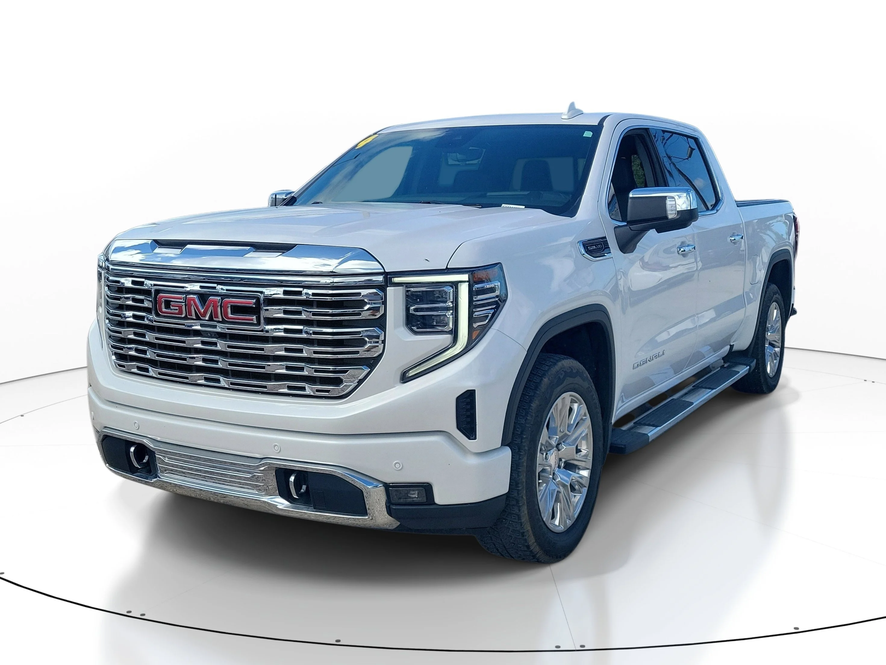 Used 2024 White Frost Tricoat GMC Denali image 3