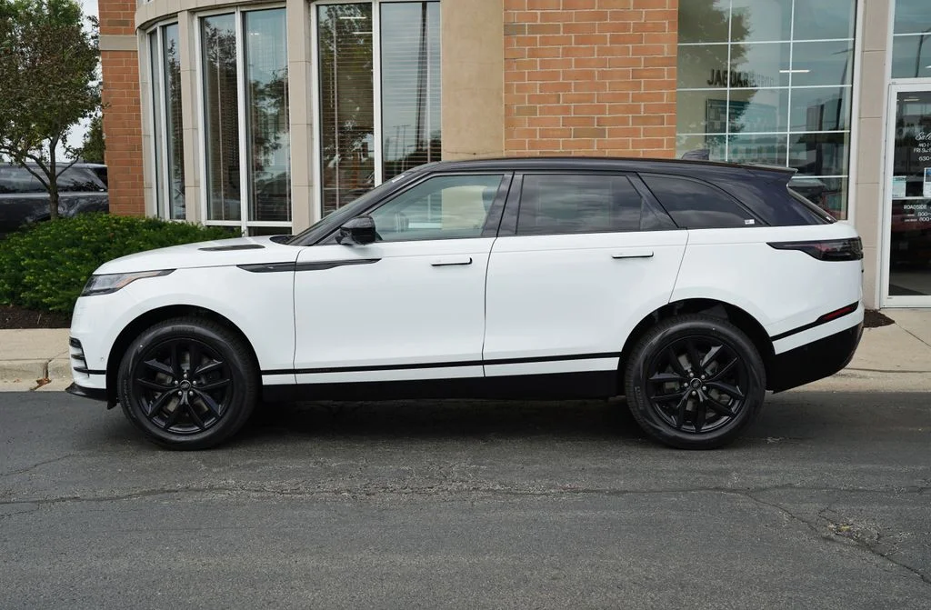 New 2026 Fuji White Land Rover P250 Base image 2