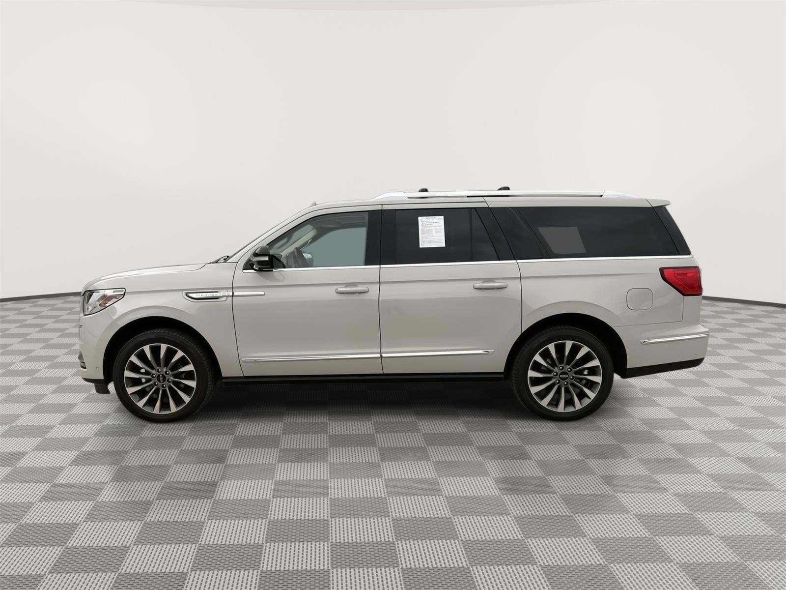 Used 2020 Ceramic Pearl Lincoln Reserve image 4