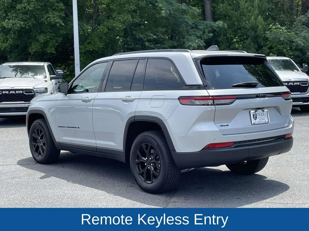 Used 2025 Silver Jeep Altitude image 7