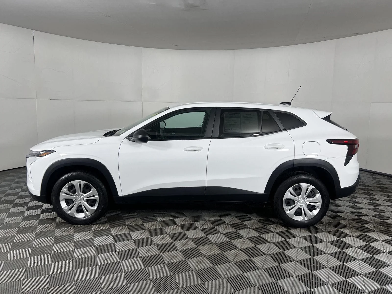 Used 2024 Summit White Chevrolet LS image 9