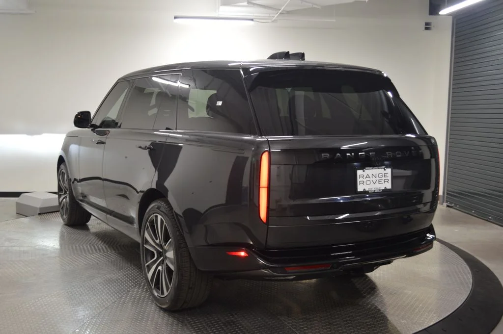 New 2026 Carpathian Gray Premium Metallic Land Rover SE image 3