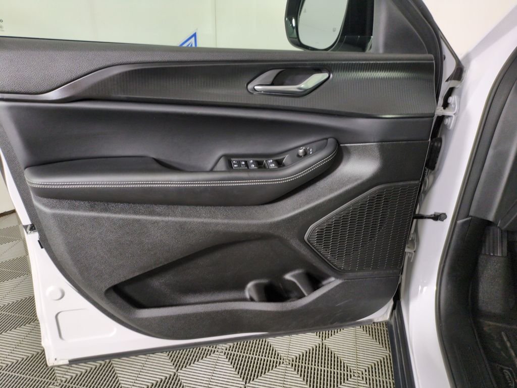 Used 2025  Jeep Altitude X image 13