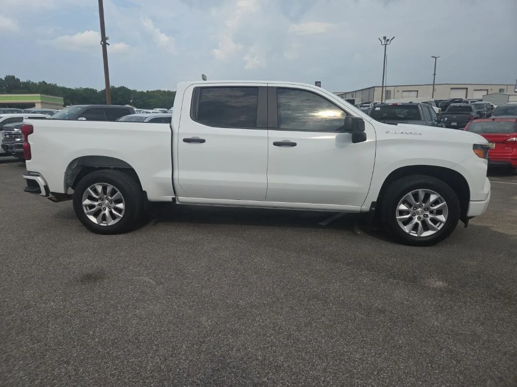 Used 2022 White Chevrolet Custom image 11