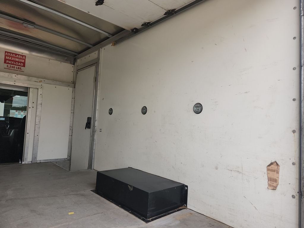 Used 2022 White Ford Box Truck image 15