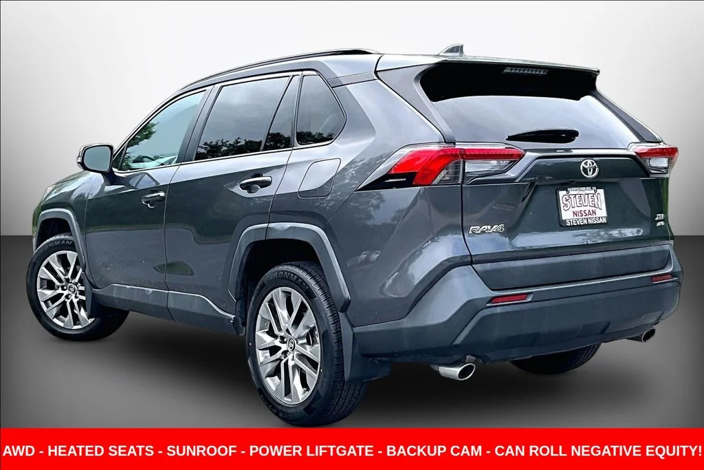 Used 2020 Gray Toyota XLE Premium image 4
