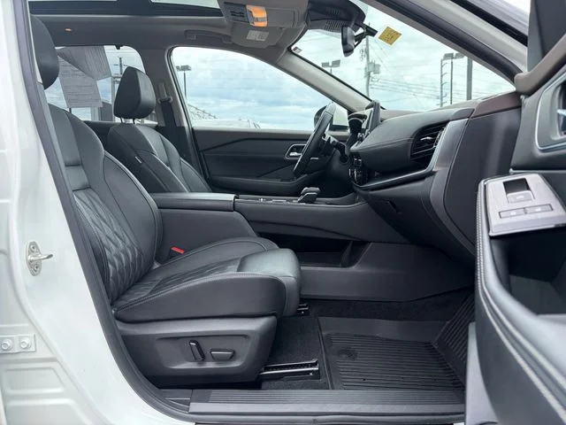 Used 2021 White Nissan Platinum image 28