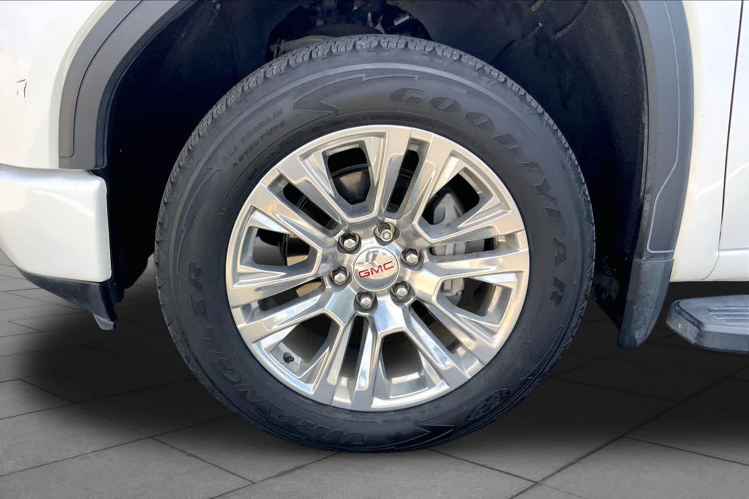Used 2021 White Frost Tricoat GMC Denali image 10