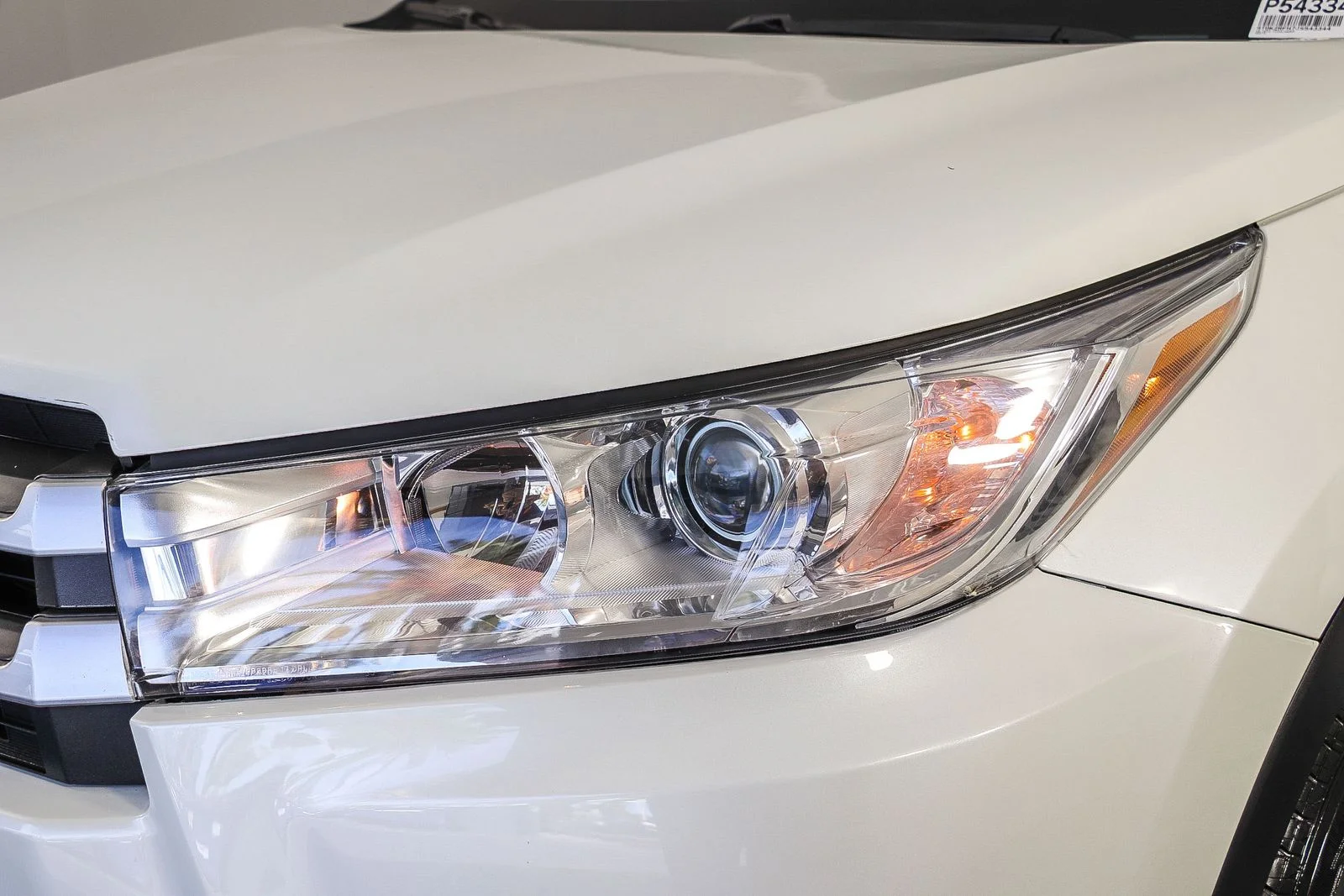 Used 2018 White Toyota XLE image 7