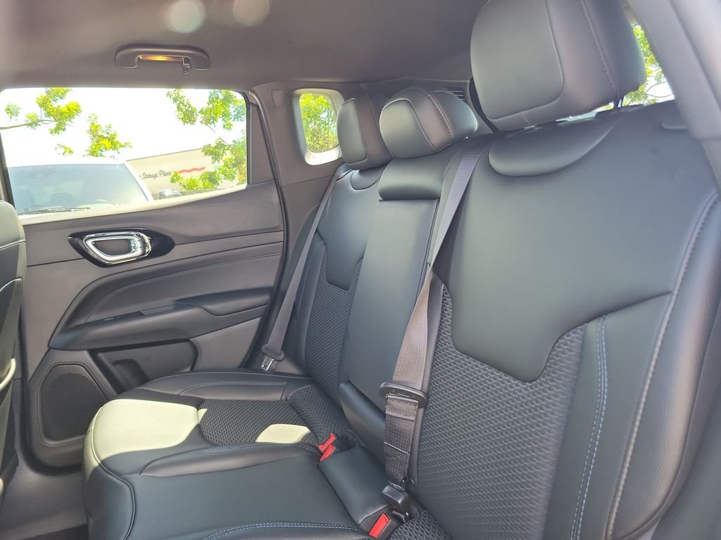 New 2026 Sting-Gray Clearcoat Jeep Latitude image 11