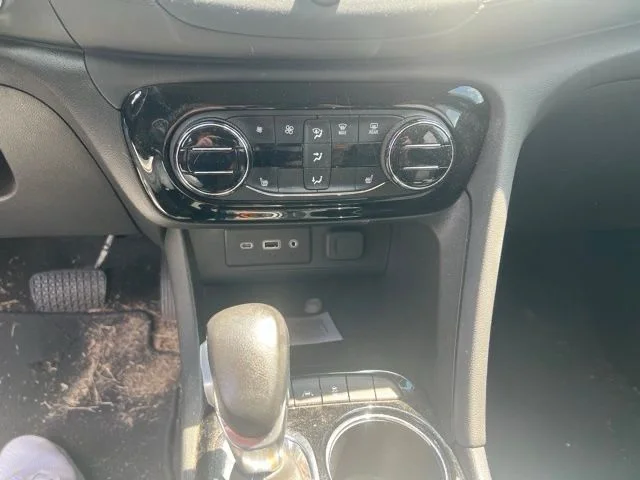 Used 2023  Buick Select image 13