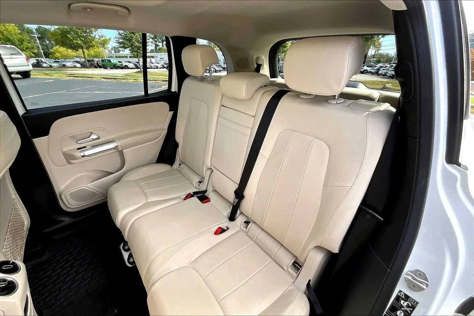 Used 2021 Polar White Mercedes-Benz GLB 250 image 21