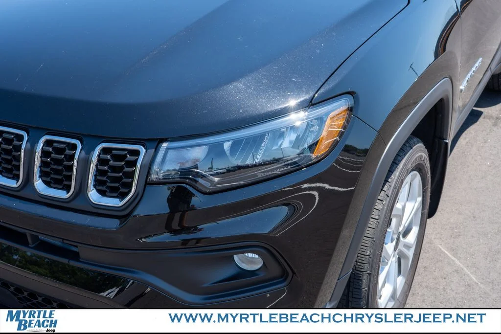 Used 2025 Diamond Black Crystal Pearlcoat Jeep Latitude image 10