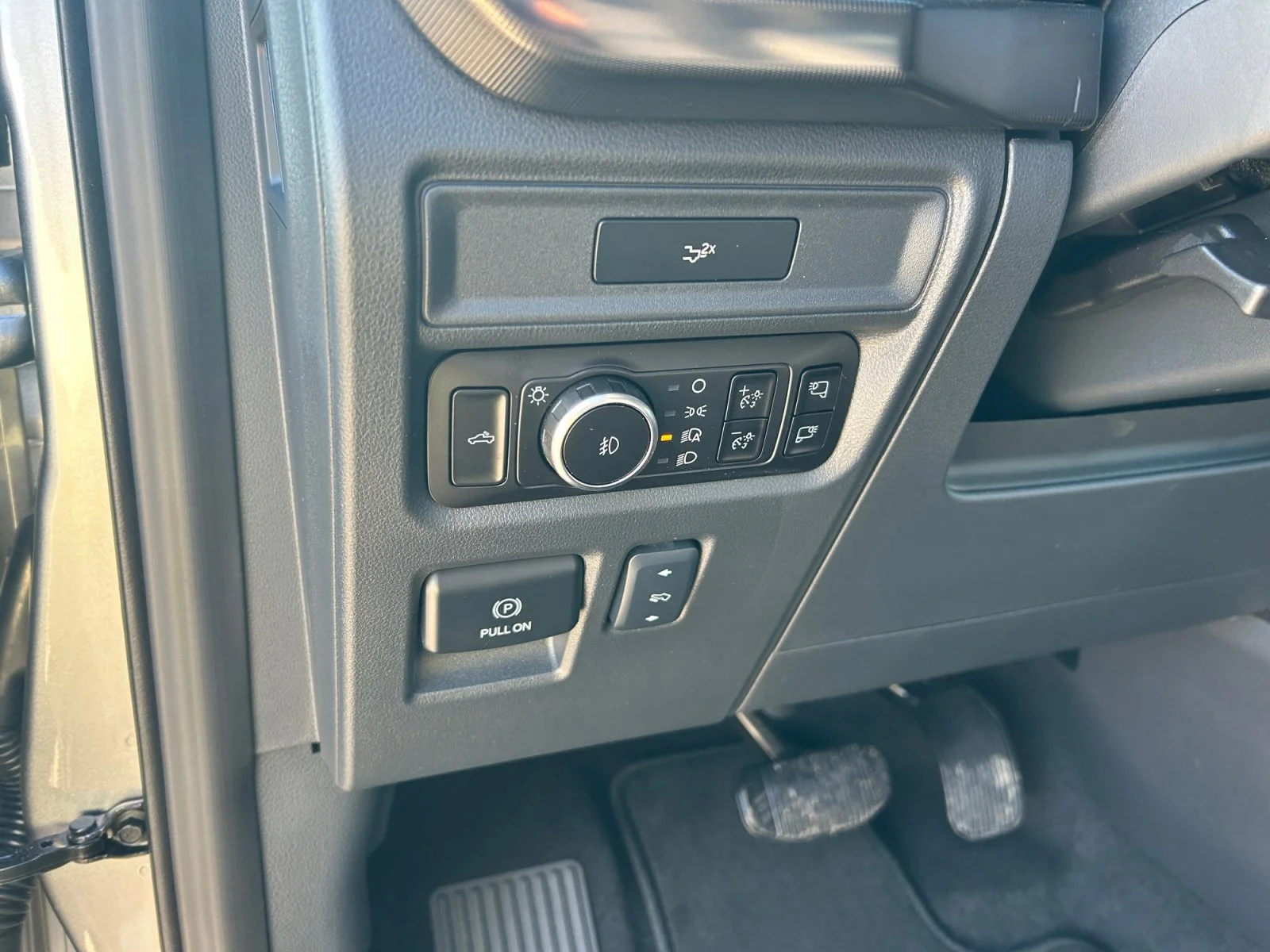 New 2026 Iconic Silver Metallic Ford Lariat image 16