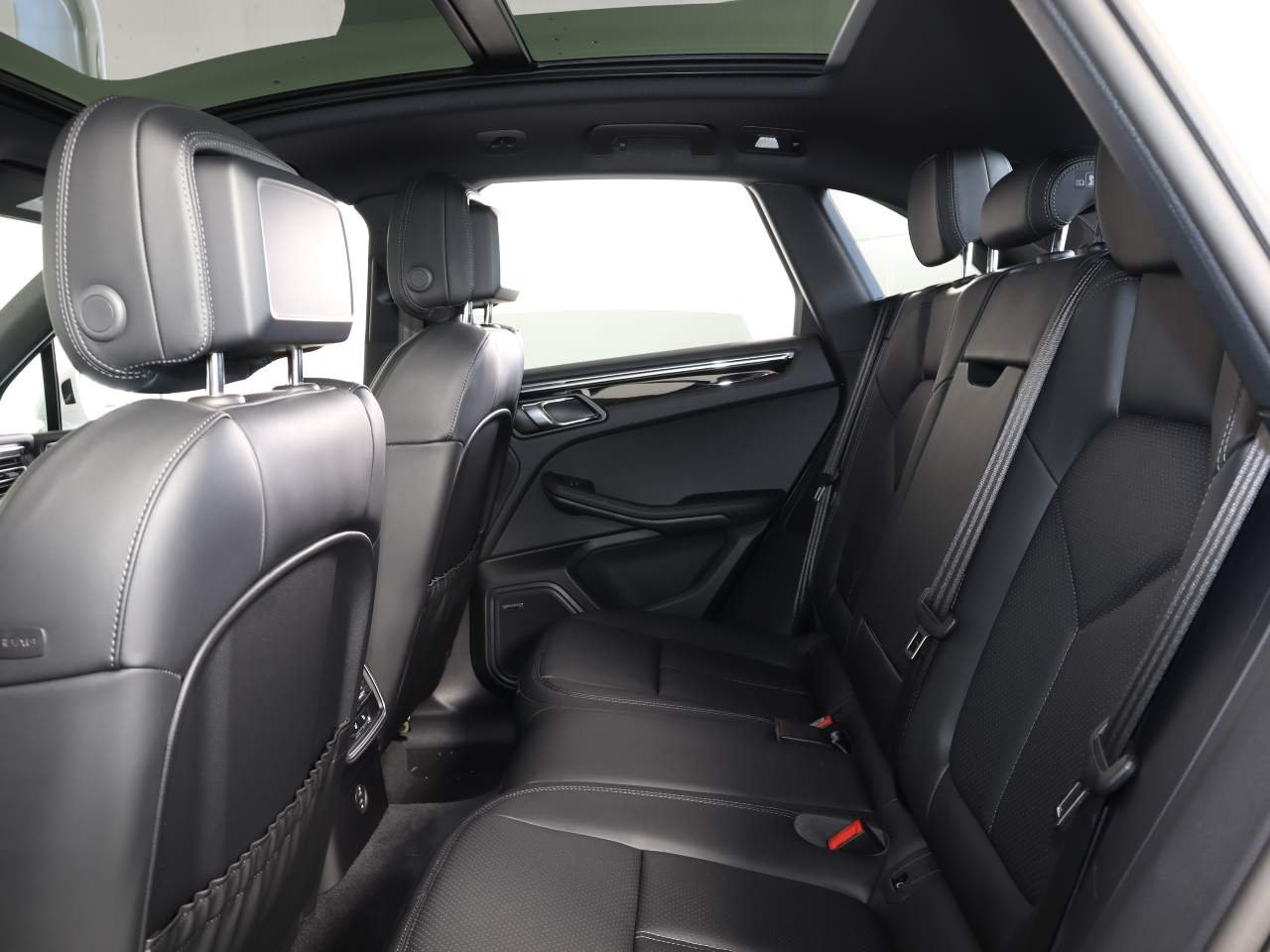 2026 Porsche Macan - Photo 18