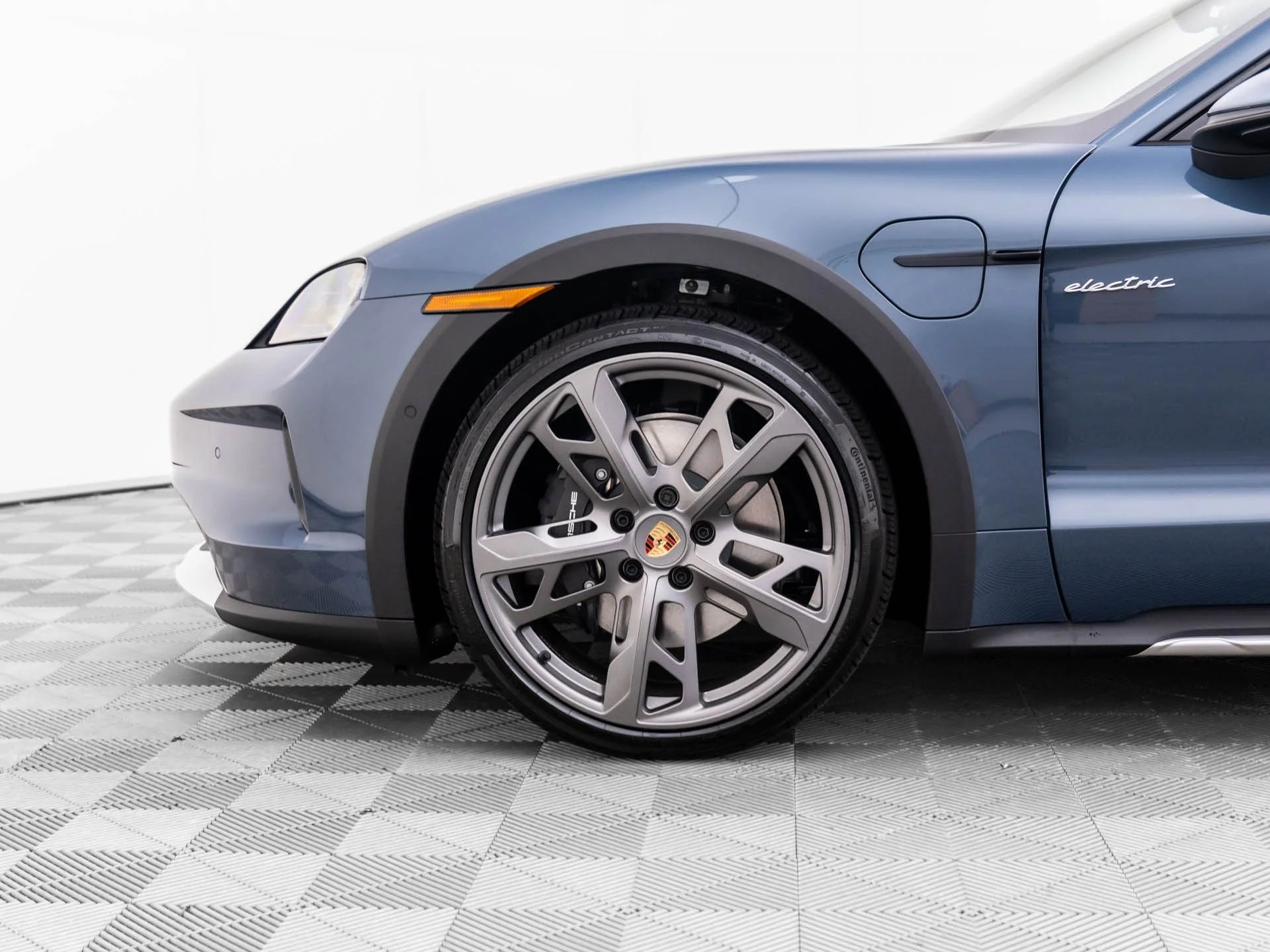 2025 Porsche Taycan Base - Photo 33