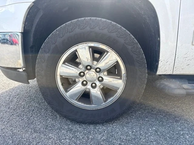 Used 2013 White GMC SLE image 3