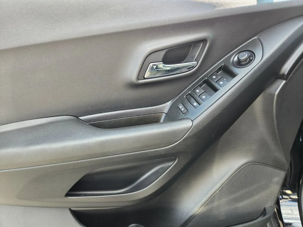 Used 2020 MOSAIC BLACK METALLIC Chevrolet LS image 17