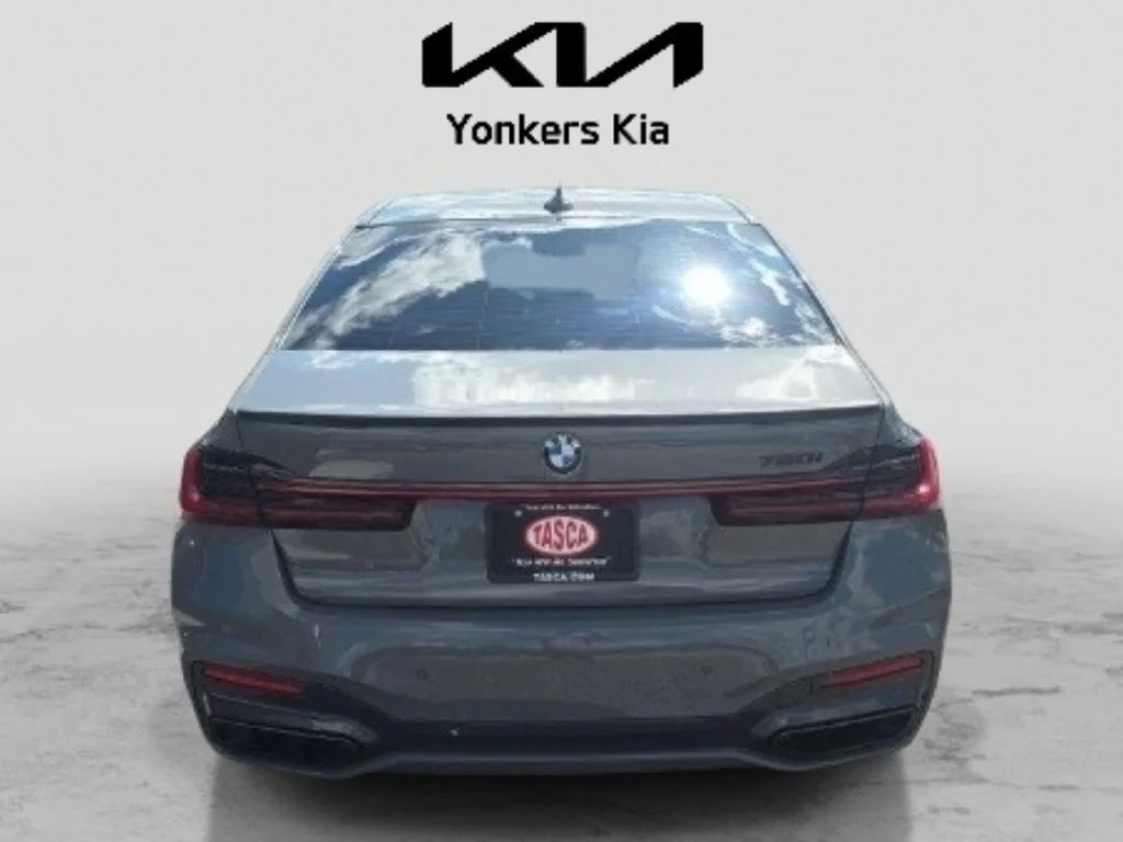 Used 2022 Gray BMW 750i xDrive image 3