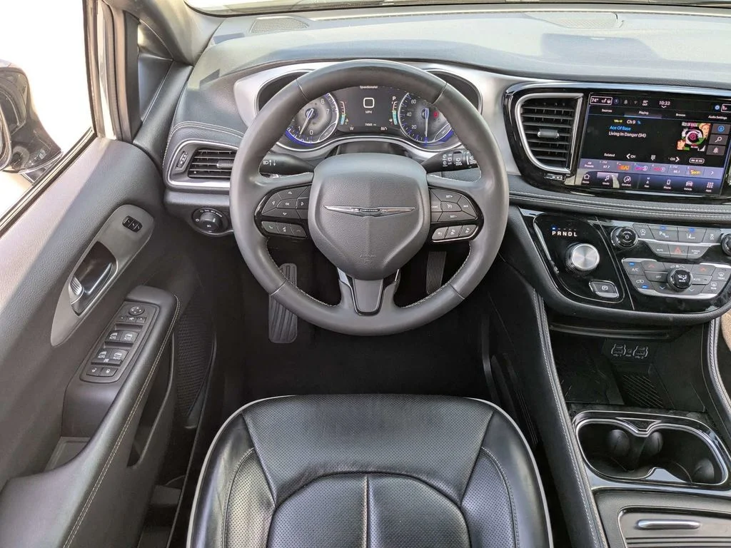 Used 2025 White Chrysler Limited image 17