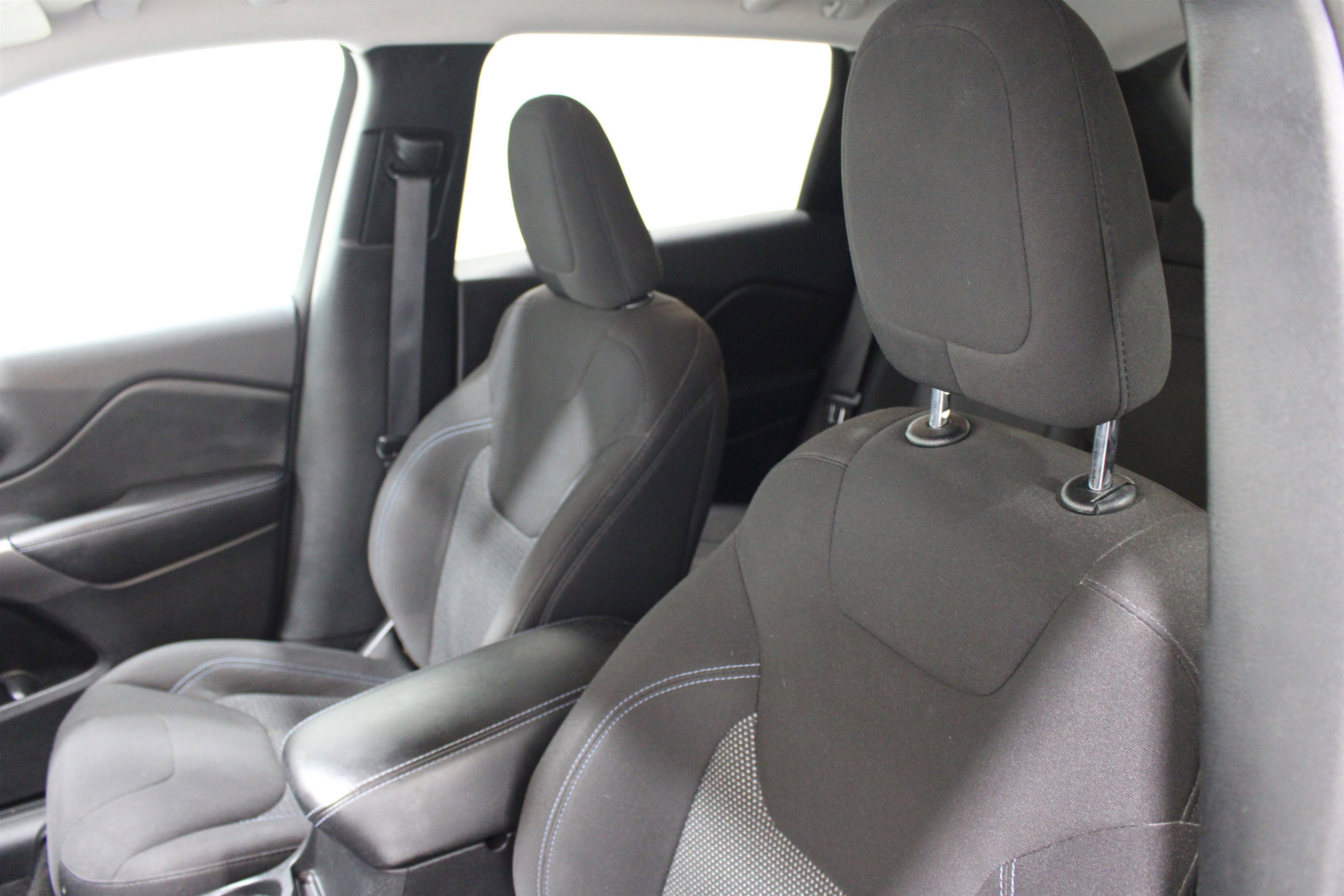 Used 2019 Velvet Red Pearlcoat Jeep Latitude image 4