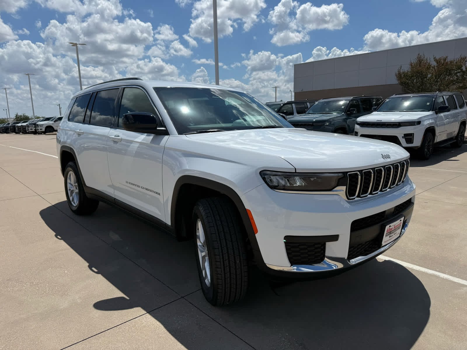 New 2026 Bright White Clear-Coat Exterior Paint Jeep Laredo X image 4