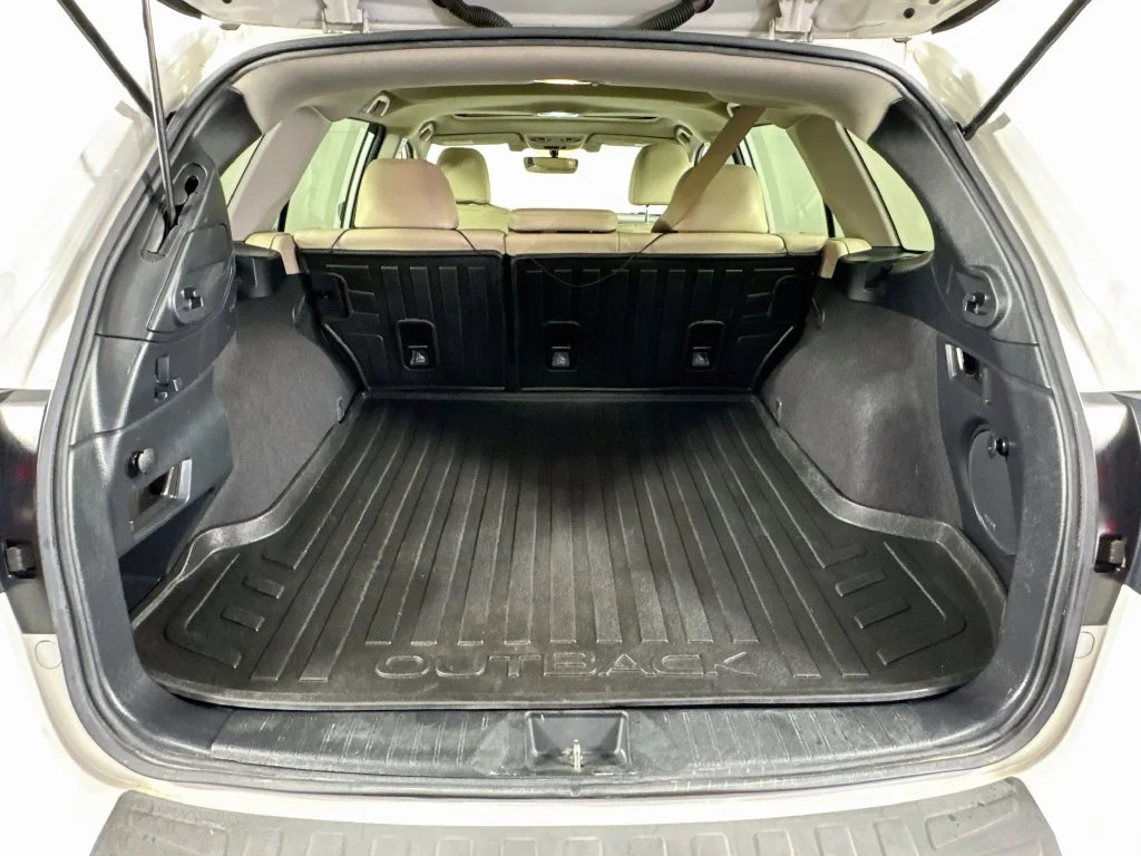 Used 2018 White Subaru 2.5i image 32