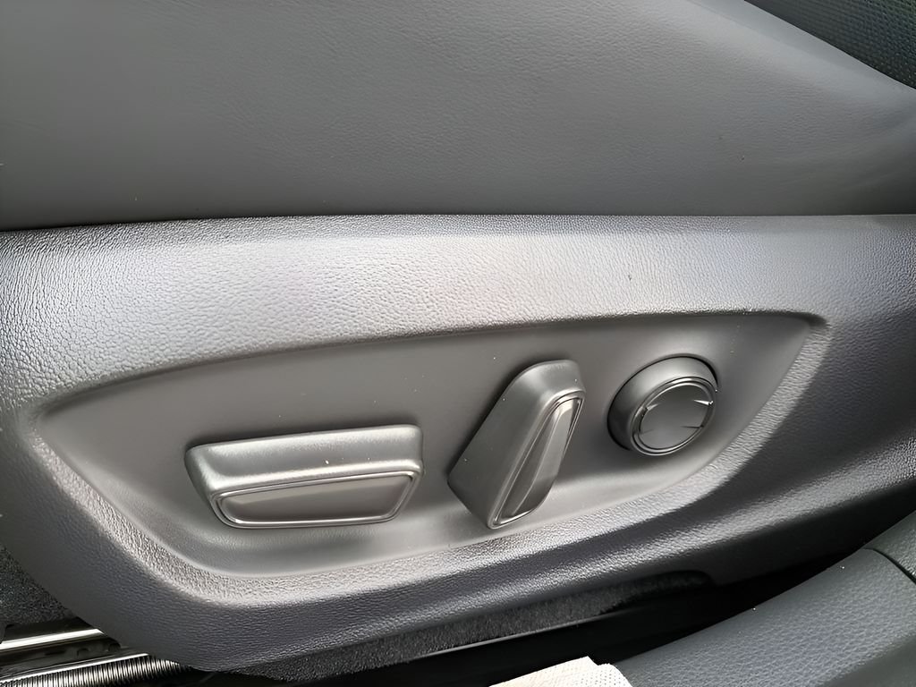 2026 Toyota Prius Plug-in Hybrid XSE - Photo 15