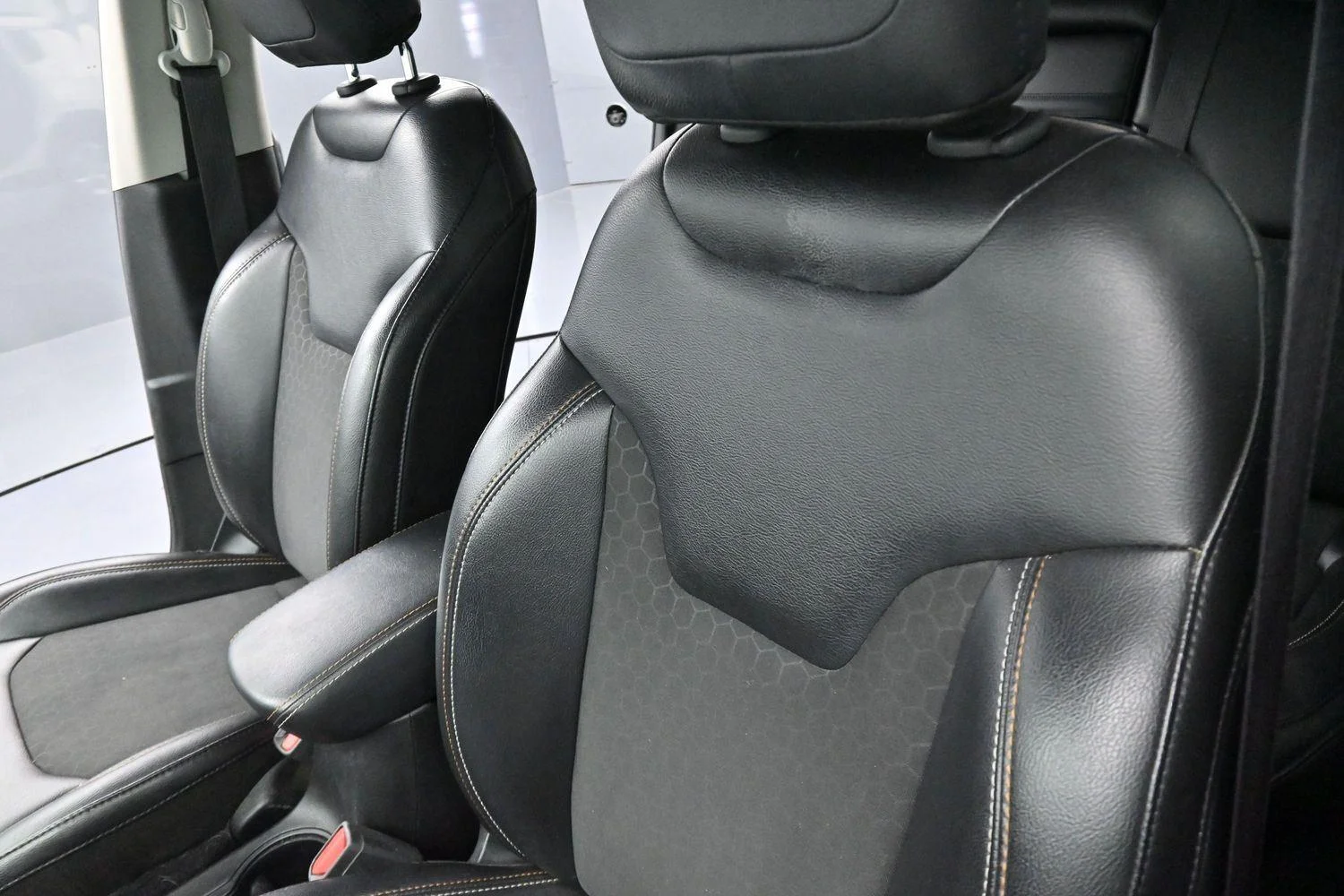 Used 2019 White Clearcoat Jeep Latitude image 13