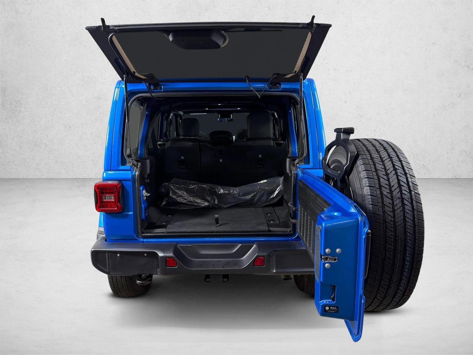 Used 2025 Hydro Blue Pearlcoat Jeep Sahara image 18