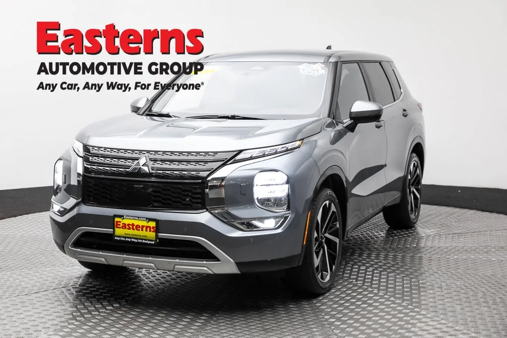Used 2024 Gray Mitsubishi SE image 1