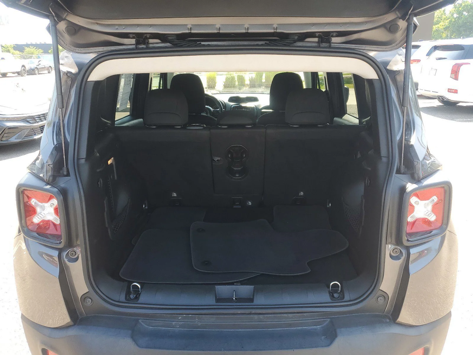 Used 2018 Granite Crystal Metallic Clearcoat Jeep Altitude image 6