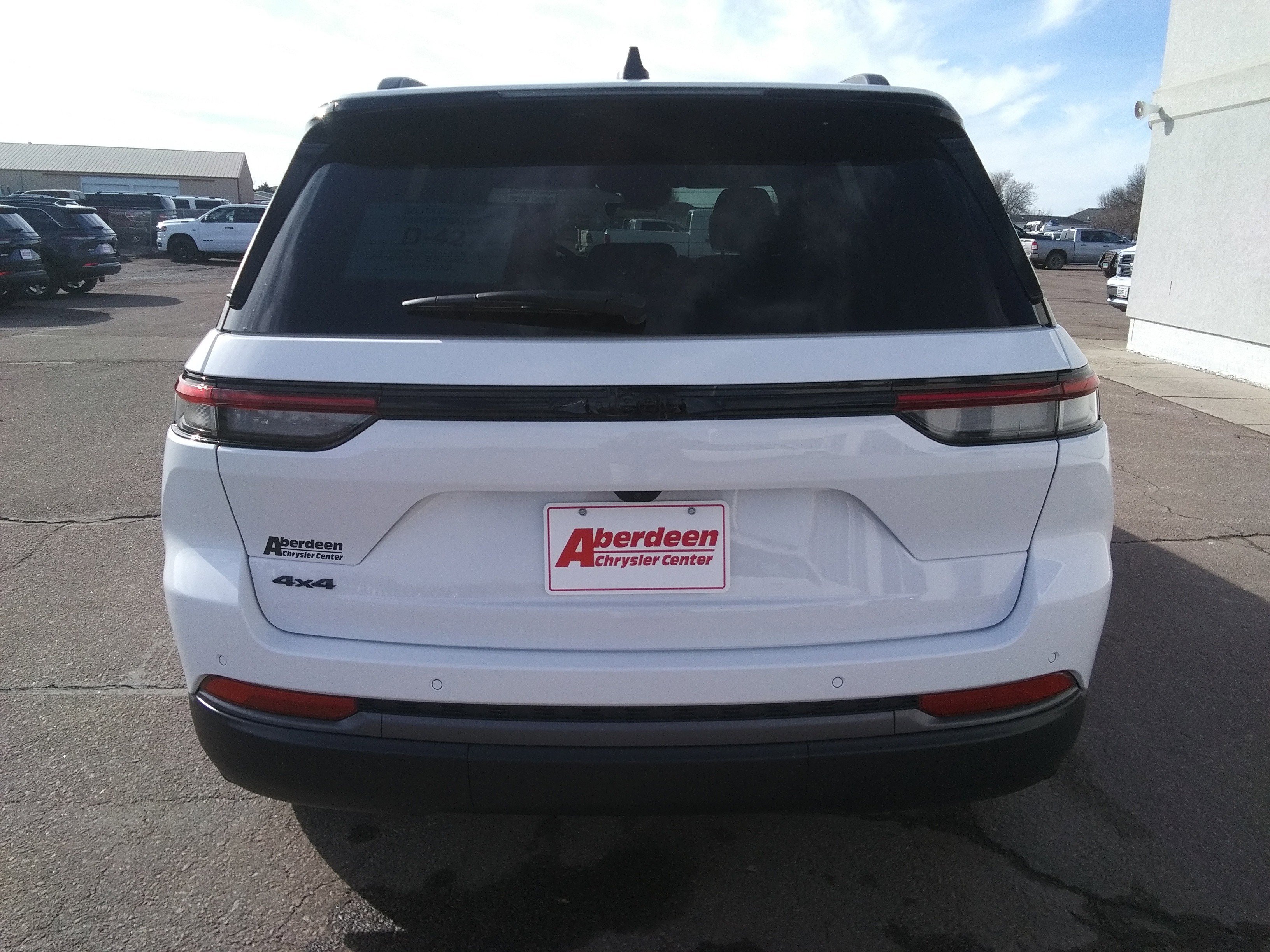 New 2026 Bright White Clear-Coat Exterior Paint Jeep Altitude image 6