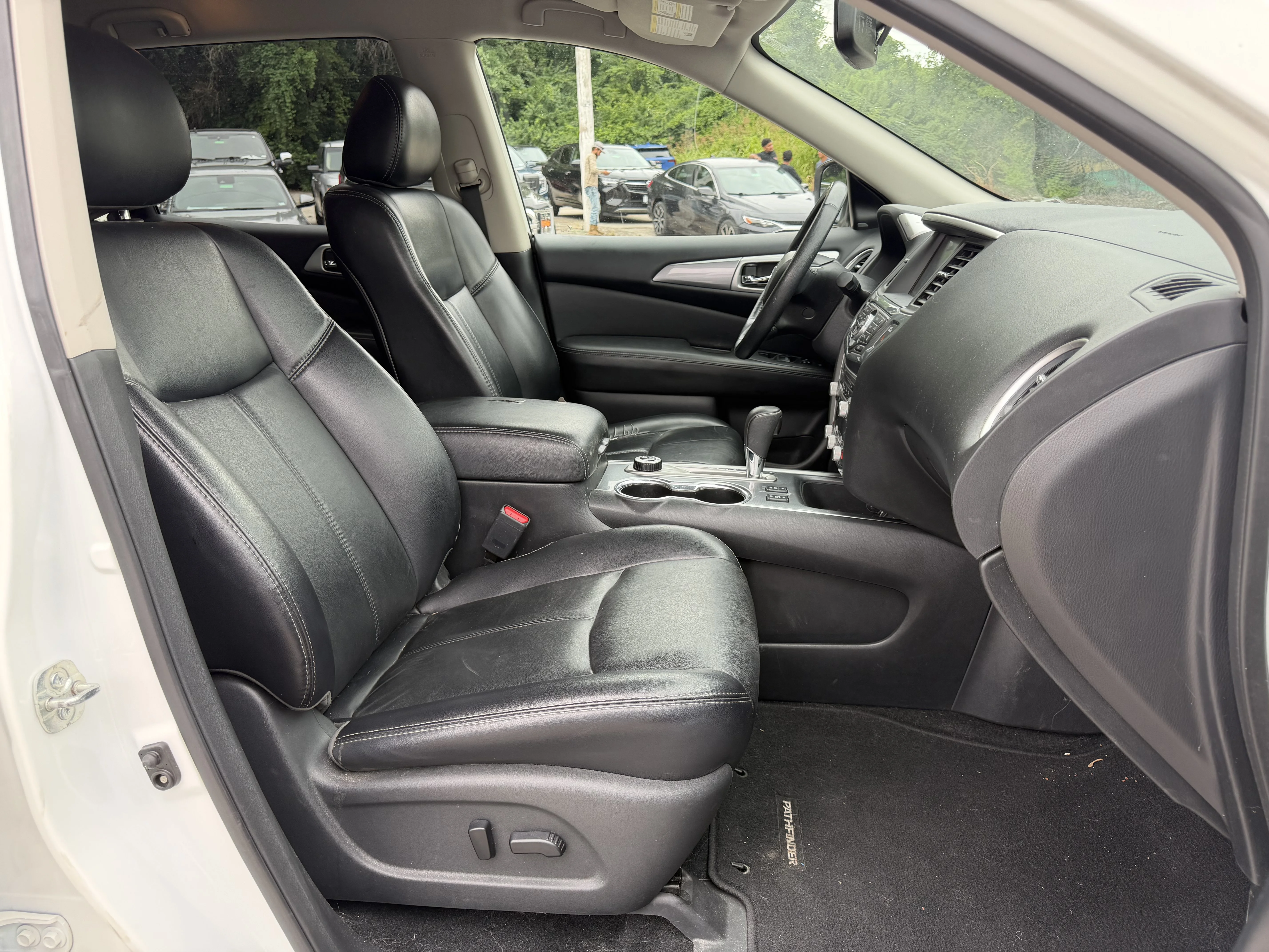 Used 2019 Glacier White Nissan SL image 11