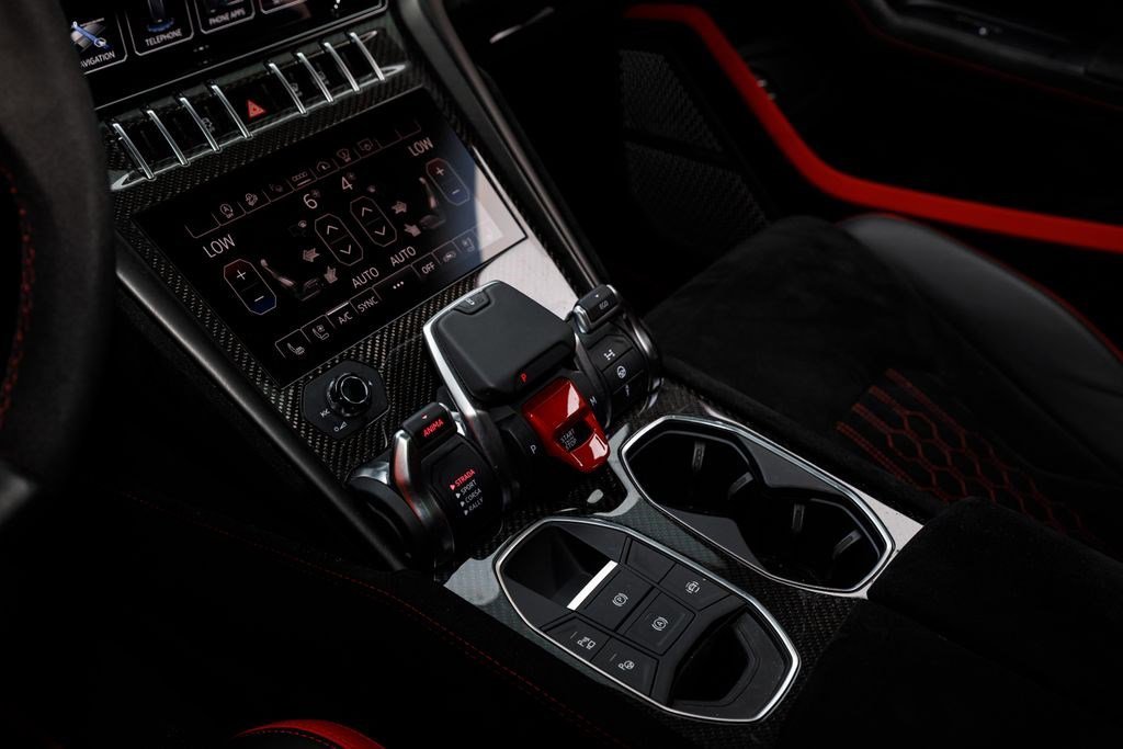 Used 2024 White Lamborghini Performante image 33