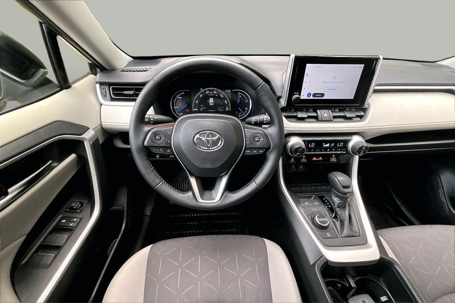 2025 Toyota RAV4 XLE - Photo 6