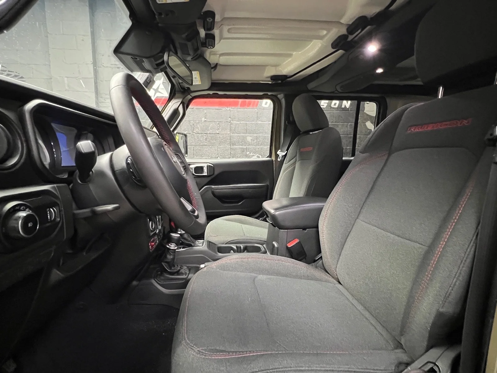 Used 2025  Jeep Rubicon image 8