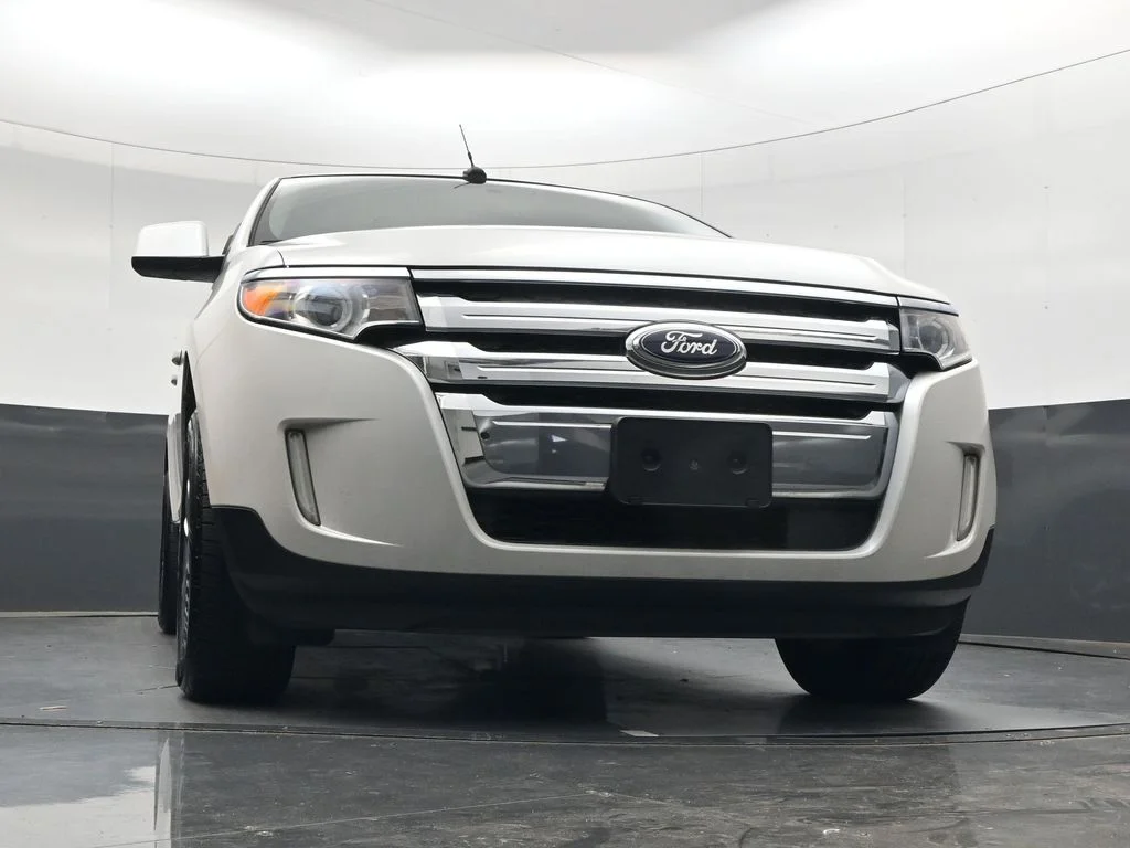 Used 2011 White Platinum Clearcoat Metallic Ford Limited image 38