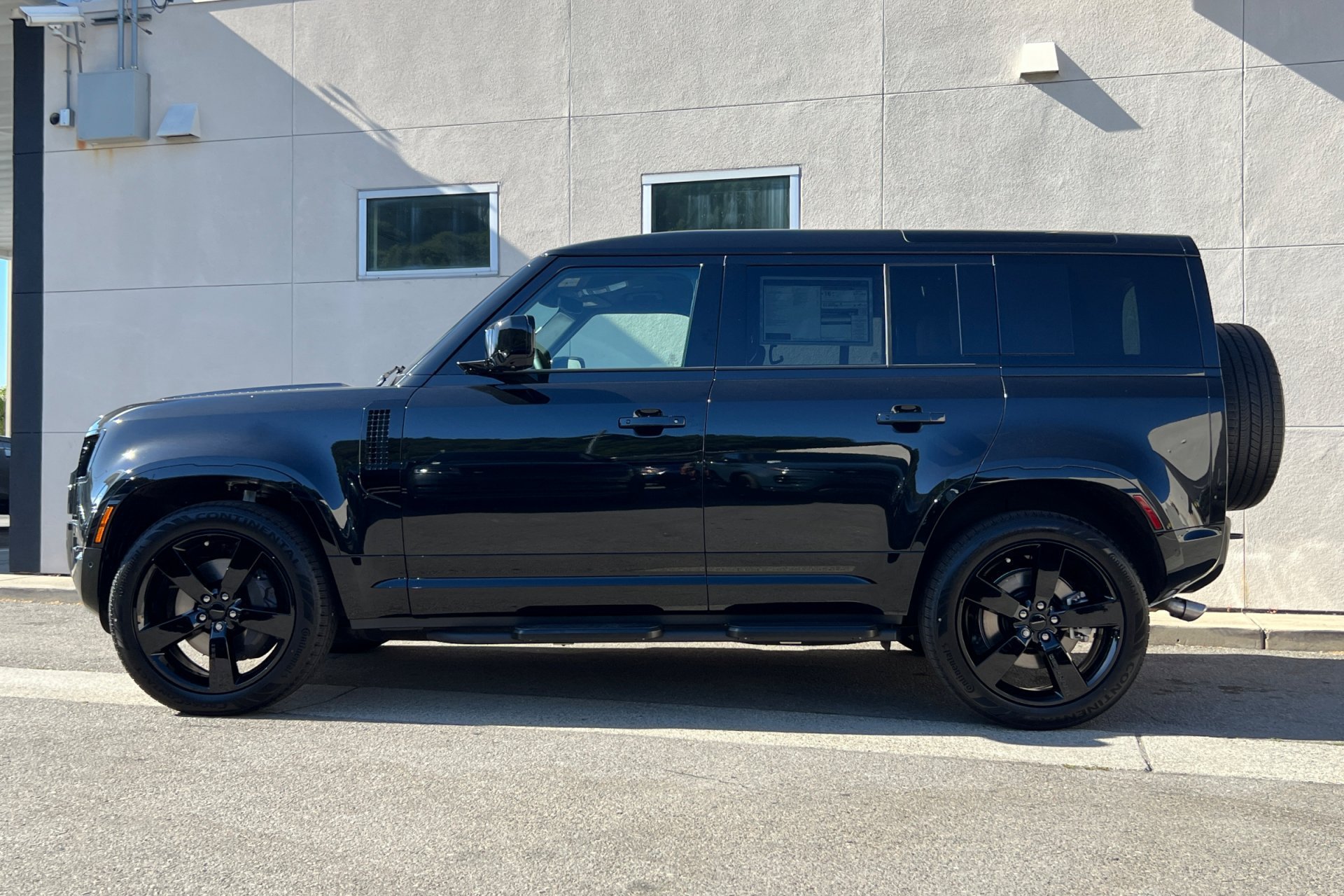 New 2026 Santorini Black Land Rover X-Dynamic SE image 5