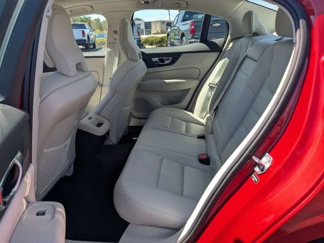 Used 2019  Volvo Momentum image 12