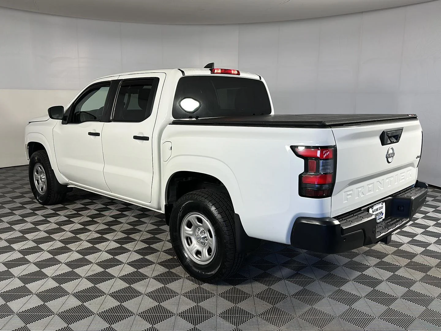Used 2022 Glacier White Nissan S image 20