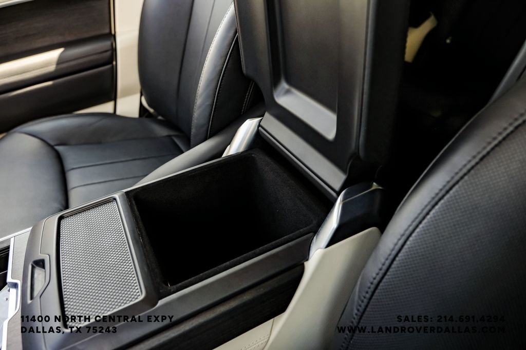 Used 2022 White Land Rover SE image 25