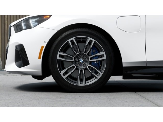 New 2027 Mineral White Metallic BMW 550e xDrive image 7