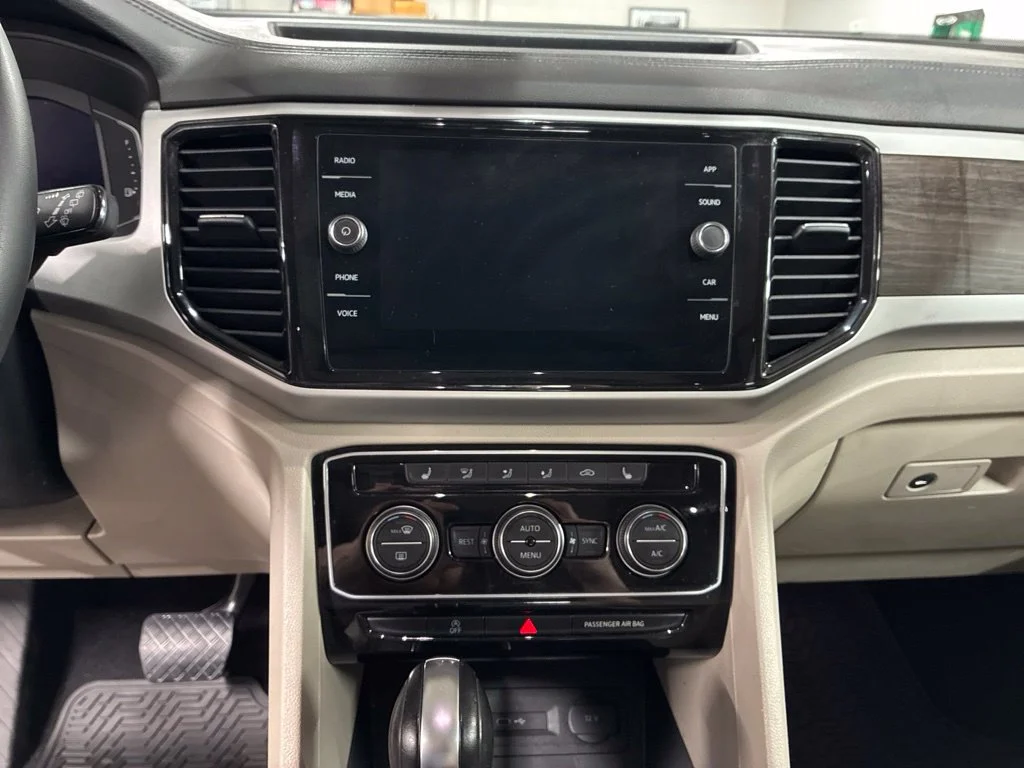 Used 2022 Black Volkswagen 3.6L V6 SE w/Technology image 18