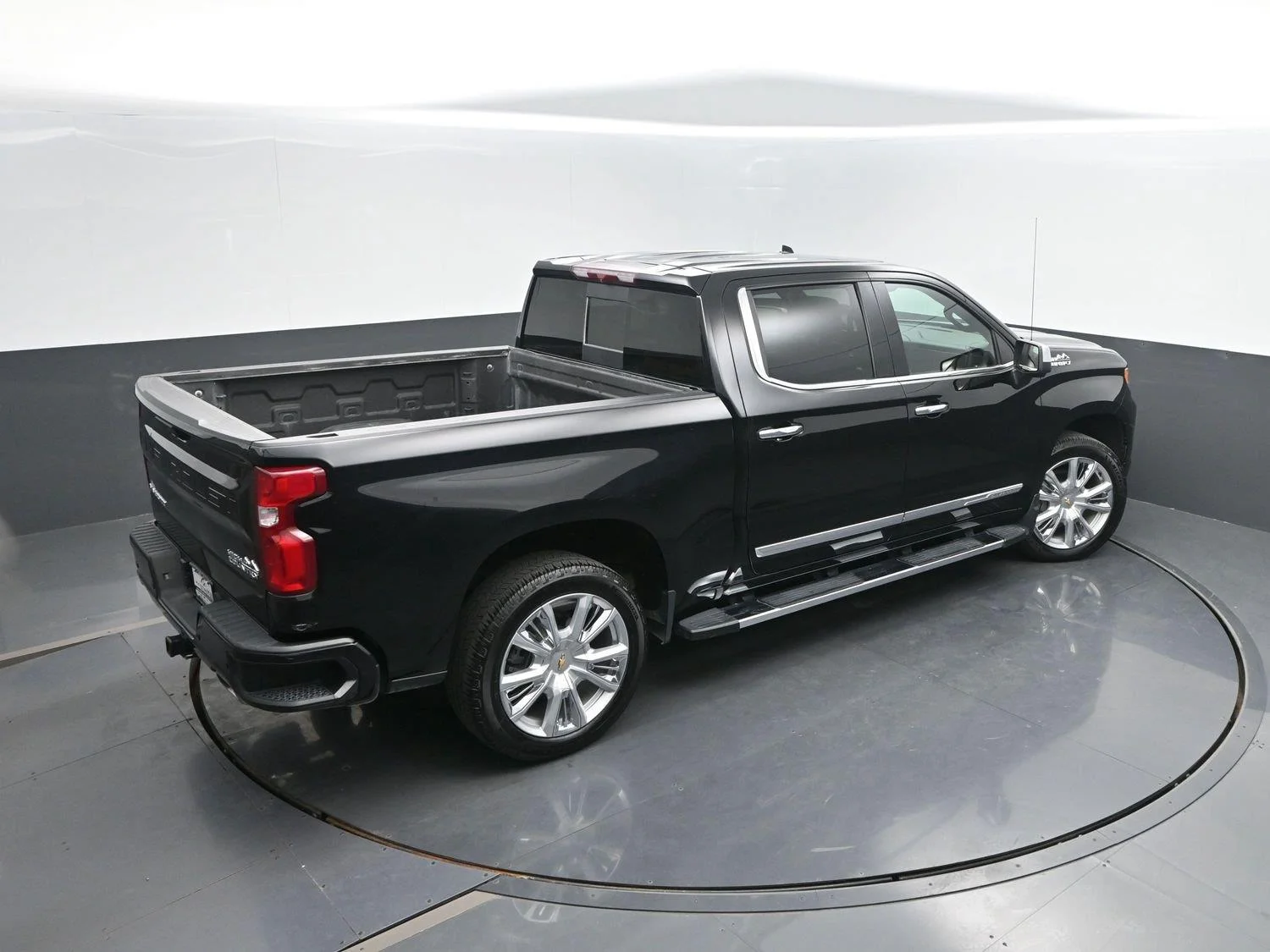 Used 2025 Black Chevrolet High Country image 46