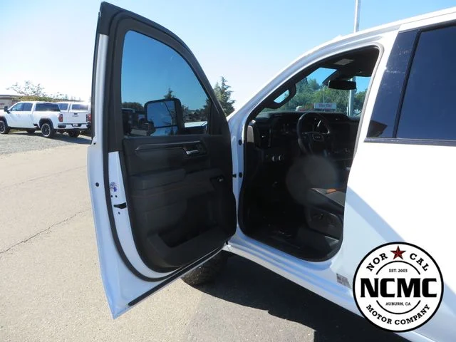 Used 2025 White GMC AT4 image 21